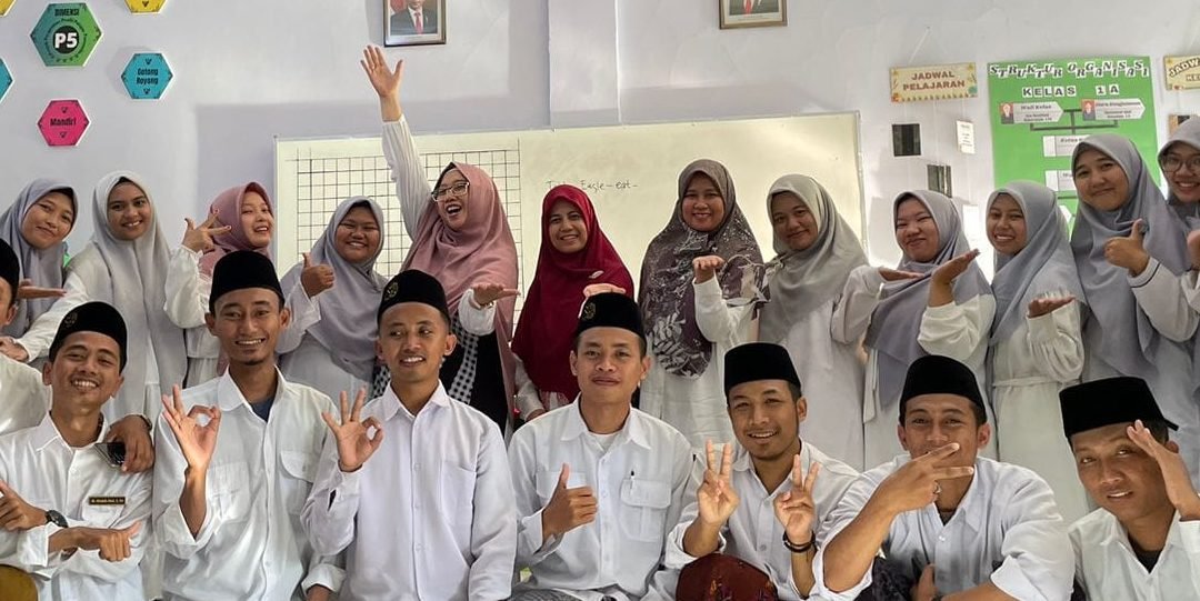 Read more about the article Perkuat Skill Linguistik, SDS Islam Ulul Albab Bekerjasama dengan UPB UIN KHAS Jember Gelar Pelatihan Bahasa Inggris