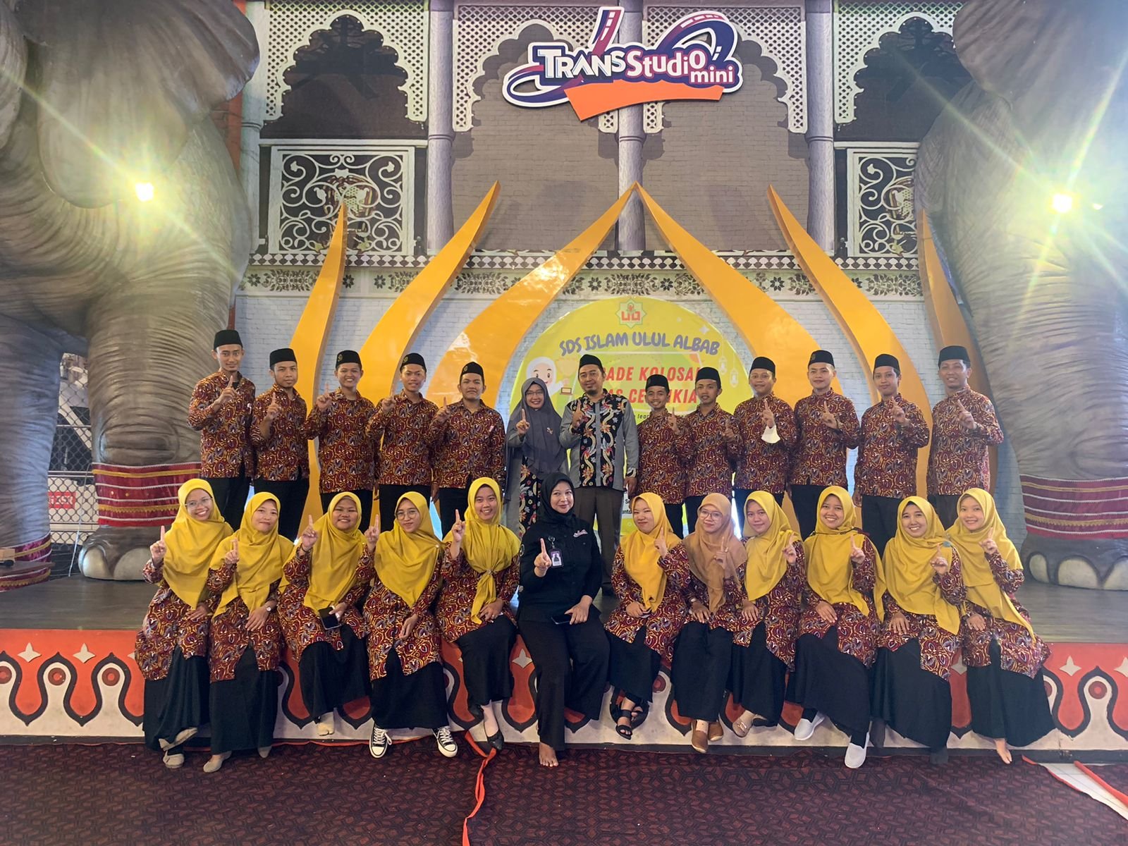 Read more about the article Perdana, SDS Islam Ulul Albab Gelar Parade Kolosal Trias Cendekia Di Transstudio Jember