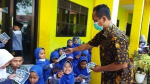 Read more about the article Bahaya Konsumsi Chikibul, Puskesmas Mangli Lakukan Penyuluhan Bahaya Penggunaan Nitrogen Cair di SDS Islam Ulul Albab