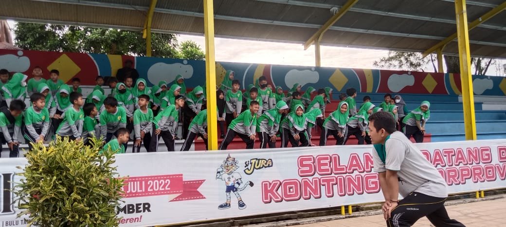 Read more about the article Melatih Psikomotorik Siswa, SDS Islam Ulul Albab Adakan Kegiatan Outbound Renang