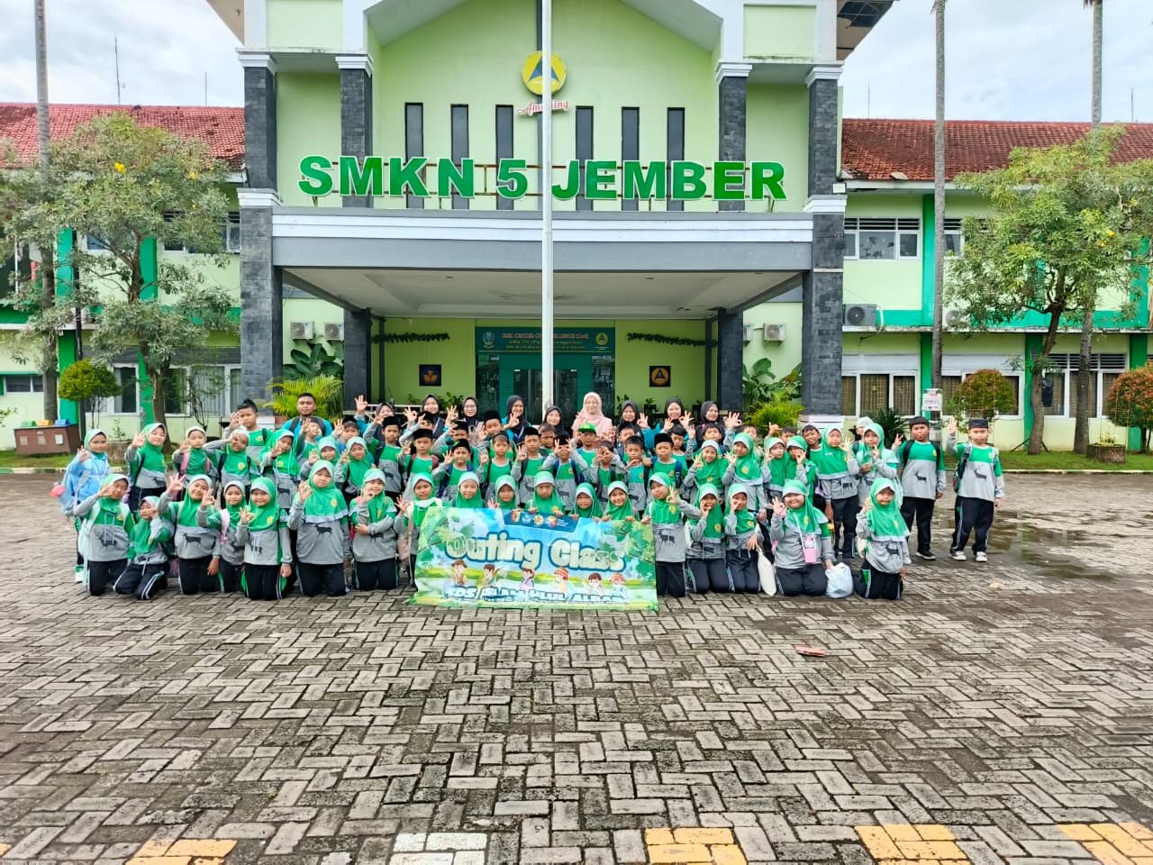 Read more about the article Outing Class Seru Kelas 3 SDS Islam Ulul Albab: Belajar dari Film, Peternakan, hingga Bermain Air di SMK Negeri 5 Jember