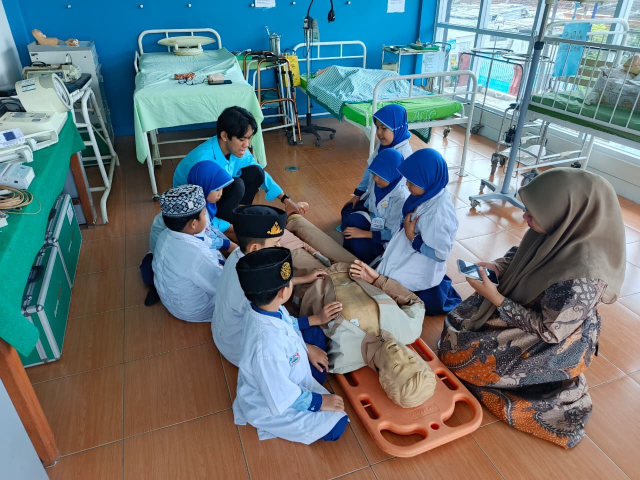 Read more about the article SDS Islam Ulul Albab Selenggarakan Outing Class Dokter Kecil di RS Bina Sehat Jember