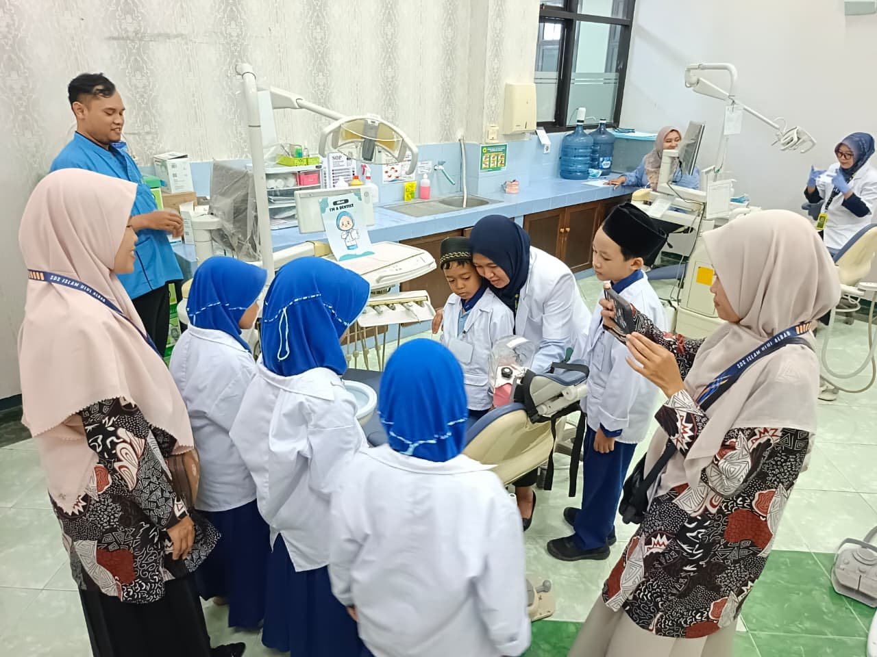 Read more about the article Pembelajaran Nyata di Dunia Medis: SDS Islam Ulul Albab Kunjungi RSGM Universitas Jember