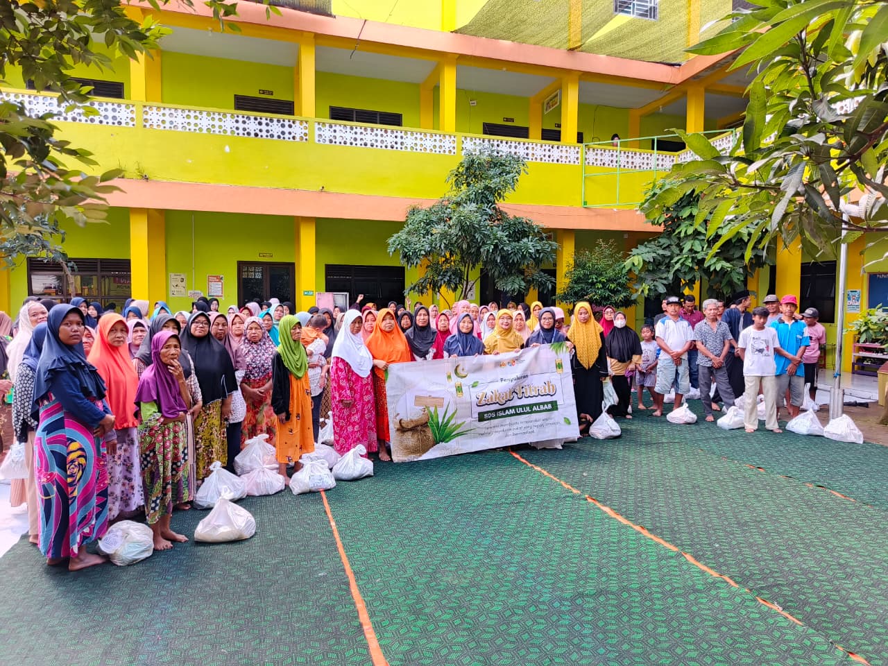 Read more about the article Menebar Kepedulian di Bulan Ramadan: Siswa SDS Islam Ulul Albab Salurkan Zakat Fitrah kepada Masyarakat