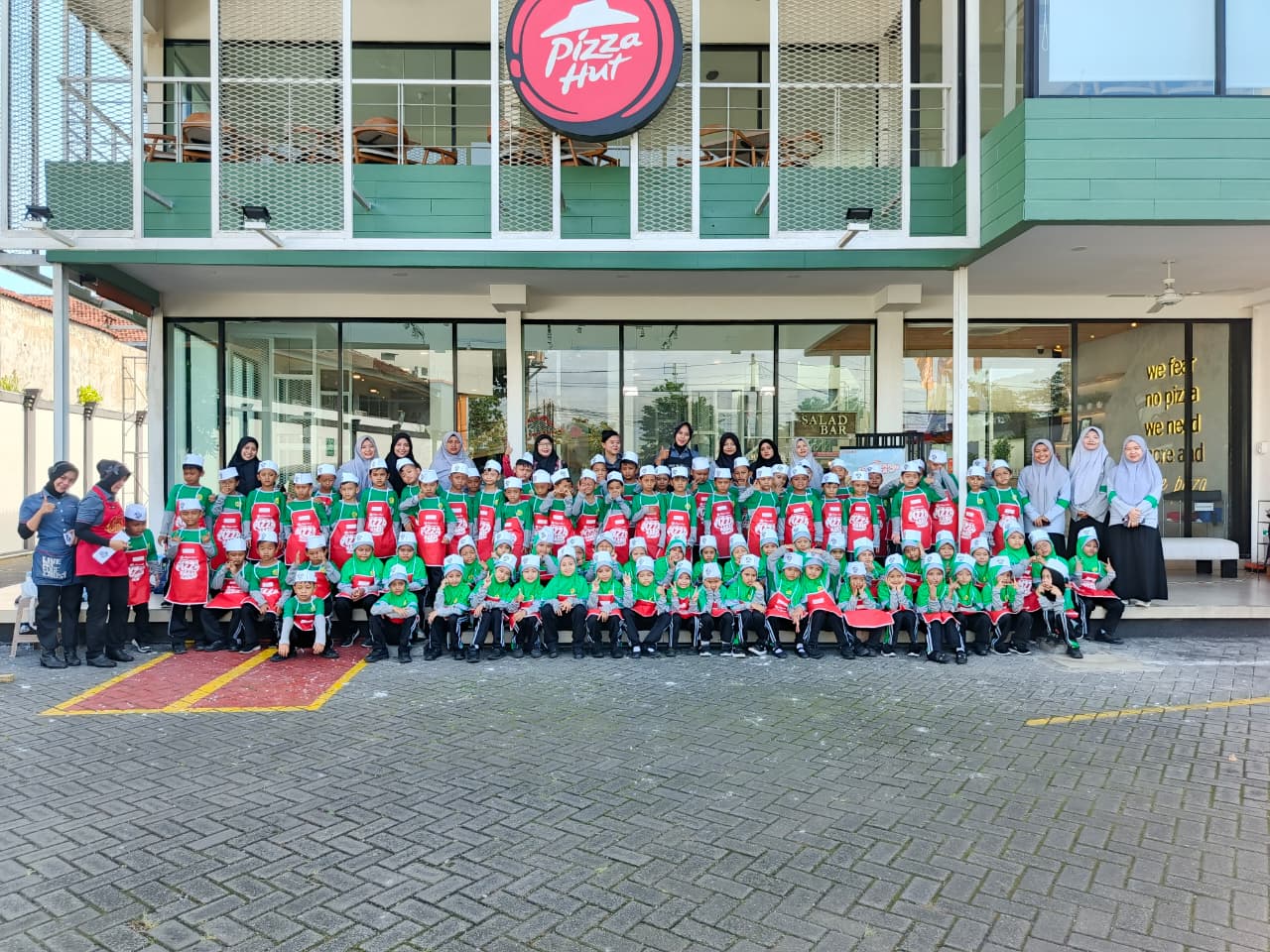 Read more about the article Kreasi Lezat, Pengalaman Hebat: Outing Class Cooking Class Kelas 1 di Pizza Hut