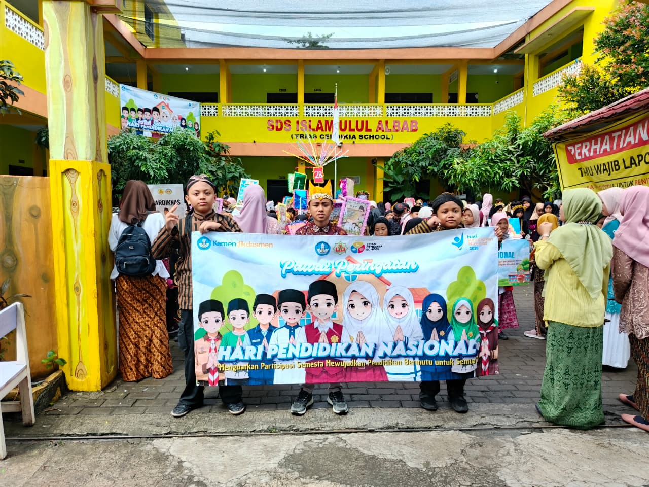 Read more about the article Meriah dan Penuh Makna: Hardiknas di SDS Islam Ulul Albab Dihiasi Pawai Budaya, Apresiasi Siswa, dan Pesan Inspiratif Kepala Sekolah