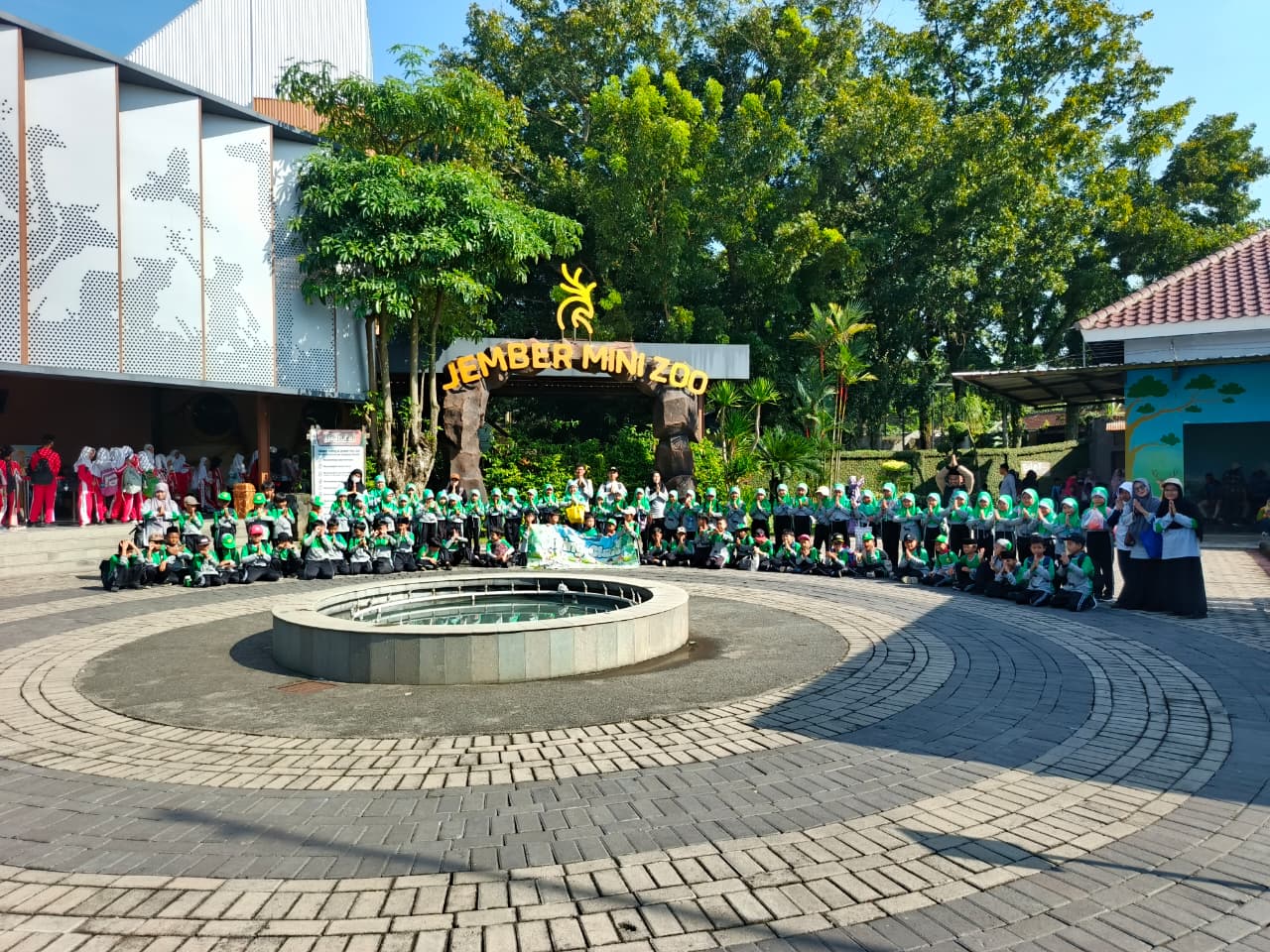 Read more about the article Seru dan Edukatif! Outing Class Kelas 2 SDS Islam Ulul Albab di Jember Mini Zoo Penuh Keceriaan