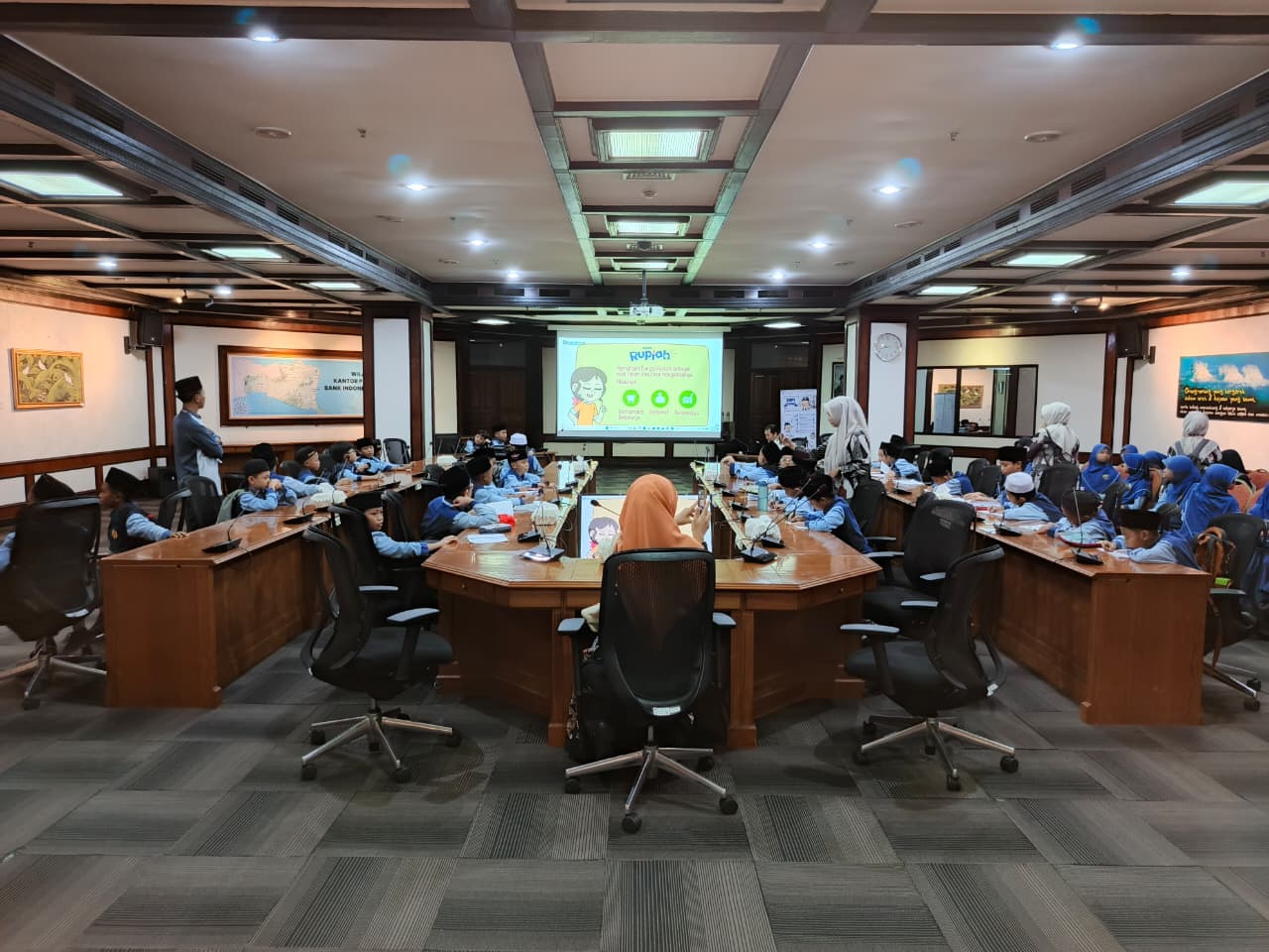 Read more about the article Menjelajah Dunia Keuangan Digital, Siswa SDS Islam Ulul Albab Belajar Langsung di Bank Indonesia Jember